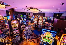Dealer profesional melempar dadu